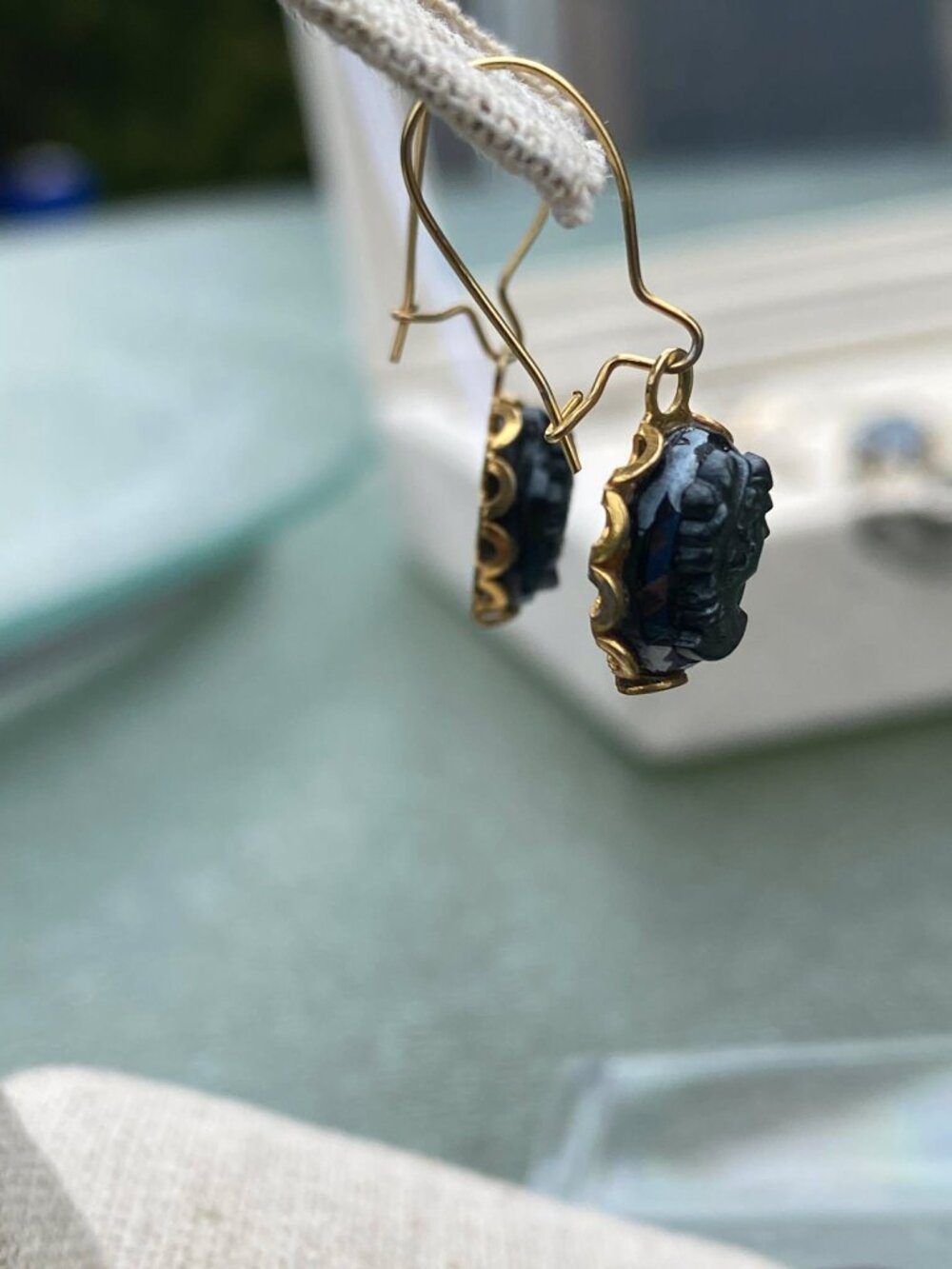 vintage mini cameo gold tone earring - Picture 3 of 5